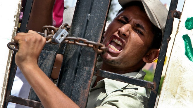  Seven members of Egypt's security forces kidnapped by suspected militants have appeared in a video posted on the Internet, urging the government to secure their release by meeting their captors' demands.